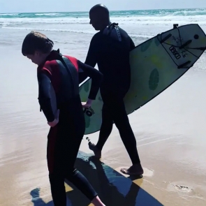 Surfing-lesson-with-a-pro-in-South-Beach,-Miami-Beach