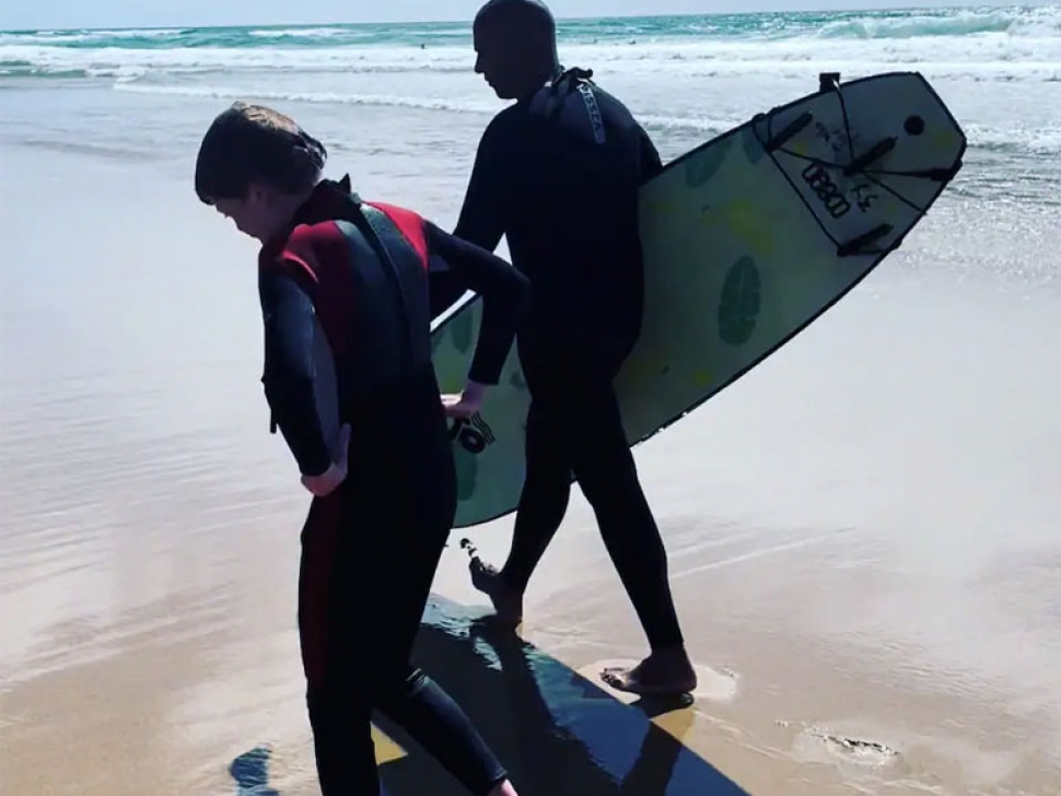 Surfing-lesson-with-a-pro-in-South-Beach,-Miami-Beach