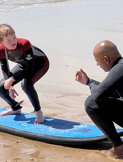 Surfing-lesson-with-a-pro-in-South-Beach,-Miami-Beach1